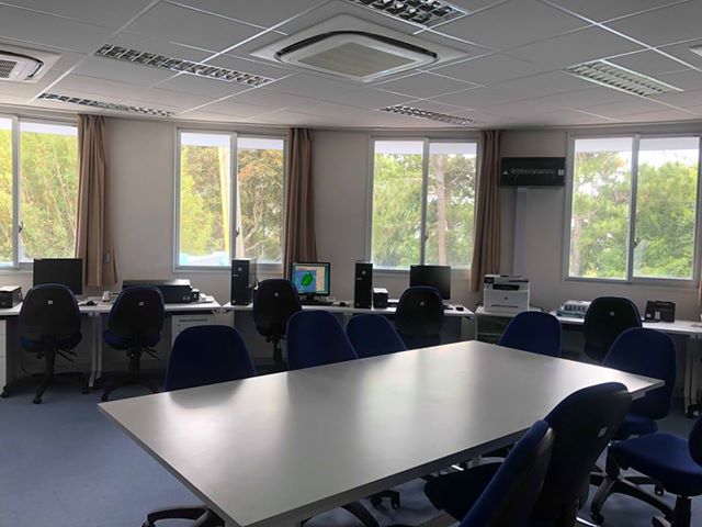 Salle de travail à l'intérieur du bâtiment.