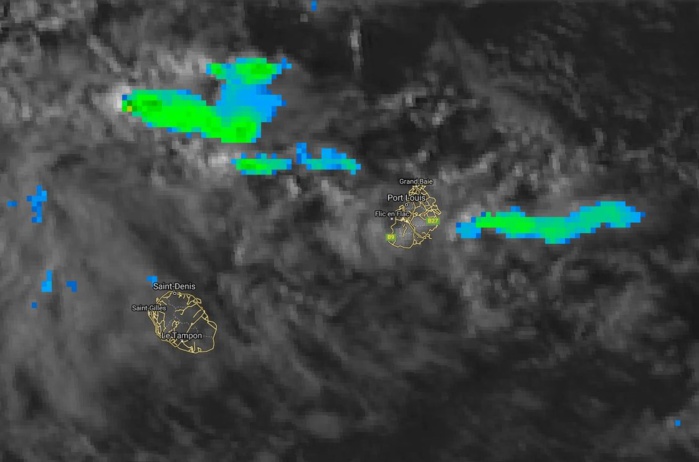 17h: en cette fin de journée les nuages s'activent dans le voisinage de Maurice notamment ceux poussés par les vents d'est sud-est.