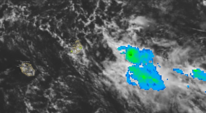 Photo satellite de midi: la zone d'instabilité gagne en activité à l'est sud-est de Maurice.