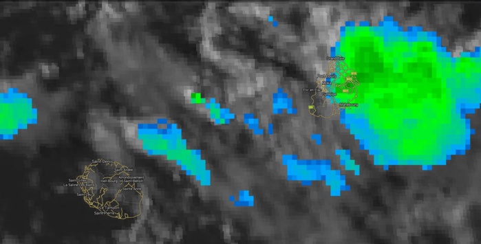 17heures: des nuages actifs se forment rapidement et touchent Maurice et les régions est de la Réunion.