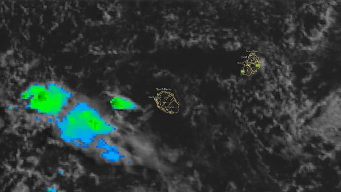 Image satellite de 8h: une zone d'instabilité se trouve au large des côtes ouest de la Réunion. Des nuages assez peu actifs situés au Sud-est de Maurice touchent l'île épisodiquement.