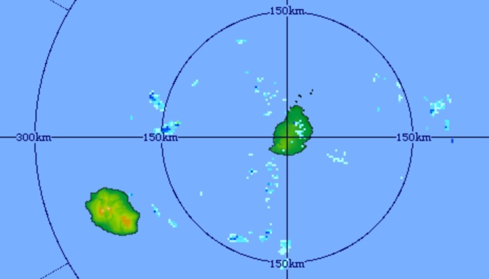 22h41: image du radar de Trou Aux Cerfs centrée sur Maurice et la Réunion. Quelques nuages porteurs d'averses faibles à modérées sont poussés par les vents d'est. 22h41: image du radar de Trou Aux Cerfs centrée sur Maurice et la Réunion. Quelques nuages porteurs d'averses faibles à modérées sont poussés par les vents d'est.
