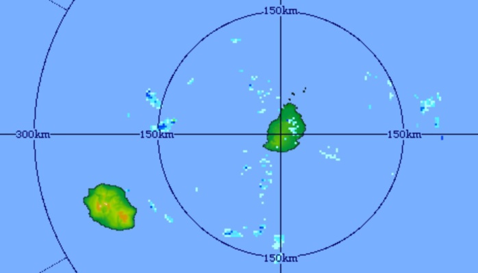 22h41: image du radar de Trou Aux Cerfs centrée sur Maurice et la Réunion. Quelques nuages porteurs d'averses faibles à modérées sont poussés par les vents d'est.