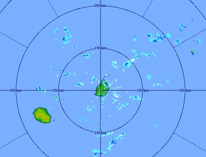 06h21: image du radar de Trou aux Cerfs centrée sur les îles soeurs. Temps pluvieux à Maurice. La Réunion à l'écart jusqu'à présent.