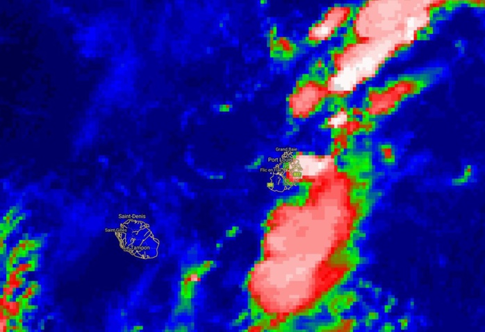 Image satellite de 06heures: l'instabilité est située dans le voisinage de Maurice. Une cellule un peu plus active touche l'est de l'île.  A la Réunion les nuages qui arrivent par la mer sont des nuages de basses couches peu actifs.