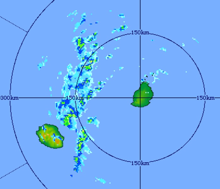 13h11: image du radar de Trou Aux Cerfs. Ligne orageuse au nord-est de la Réunion. Risque orageux sur l'île également cet après midi. Crédit image MMS.