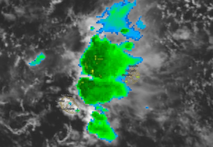 Image de 13heures. La zone pluvio-orageuse stationne à l'ouest de Maurice. Pour ce soir je garde un oeil attentif sur la situation et je m'ajusterai si nécessaire notamment pour Maurice si les nuages orageux situés à l'ouest de l'île venaient à bouger vers elle. Je suis vigilant.