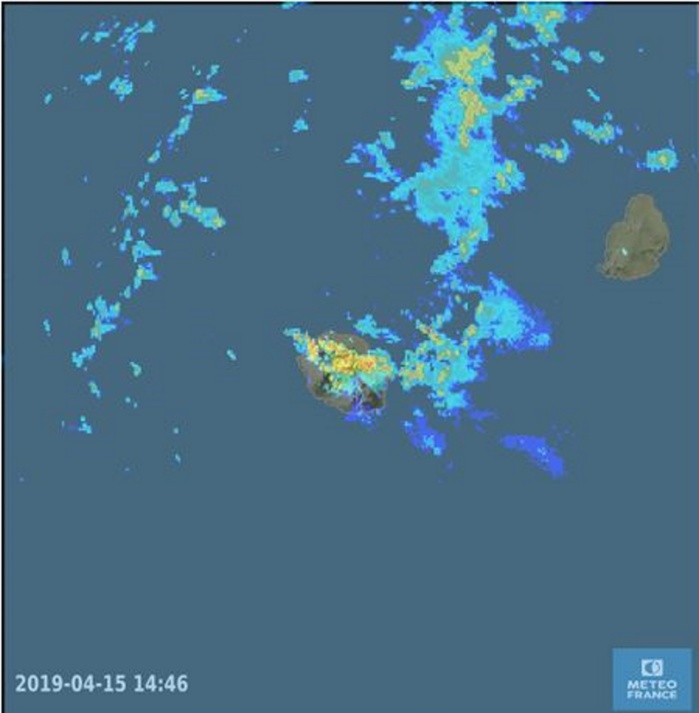 Image radars de Météo France à 14h46. Nombreux échos parfois intenses qui laissent l'extrémité nord de la Réunion à l'abir pour le moment tout comme le littoral ouest et sud-ouest. Crédit image: MFOIndien.