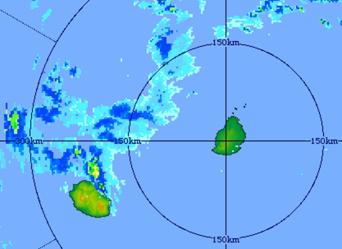 20h01: image du radar de Trou Aux Cerfs: nuages orageux intenses juste au nord-est de la Réunion. Crédit image: MMS