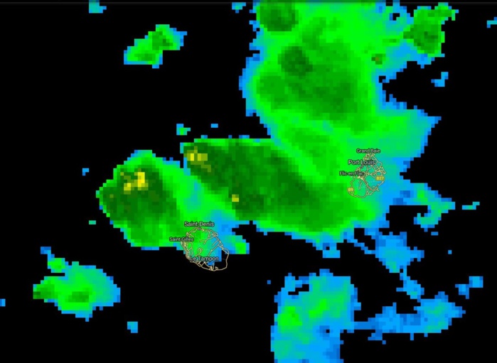 Image satelllite de 19h: encore des cellules orageuses actives à proximité de la Réunion.