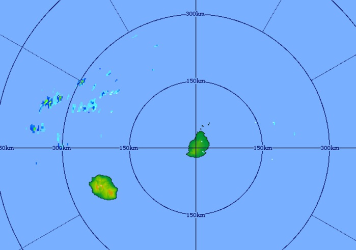 Image du radar de Trou aux Cerfs à 06h51 centrée sur les iles Soeurs: l'activité a migré vers l'ouest nord ouest avec quelques résidus au nord-ouest de la Réunion. Crédit image: MMS