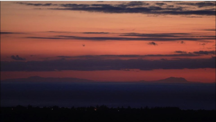Les plus hauts sommets de la Réunion vus depuis Cascavelle/Maurice en 2017. Crédit image Bu Rt. Les plus hauts sommets de la Réunion vus depuis Cascavelle/Maurice en 2017. Crédit image Bu Rt.