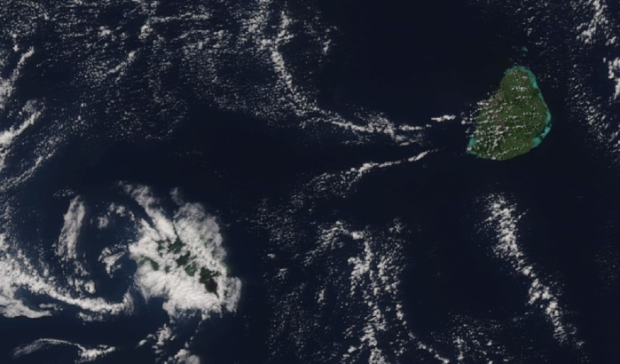 Image du satellite NPP à 13h25 ce jour montrant Maurice baignée de soleil. Plus de nuages sur la Réunion mais ils étaient peu actifs laissant les plus hauts sommets dégagés.