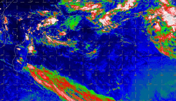 21h: plan large sur le Sud Indien. Système frontal au sud des Mascareignes. Nuages actifs dans la région de Tamatave. La zone de convergence est active avec une zone d'activité au nord-est des îles Agaléga, une autre à l'est des Chagos et une autre proche des îles indonésiennes. 21h: plan large sur le Sud Indien. Système frontal au sud des Mascareignes. Nuages actifs dans la région de Tamatave. La zone de convergence est active avec une zone d'activité au nord-est des îles Agaléga, une autre à l'est des Chagos et une autre proche des îles indonésiennes.