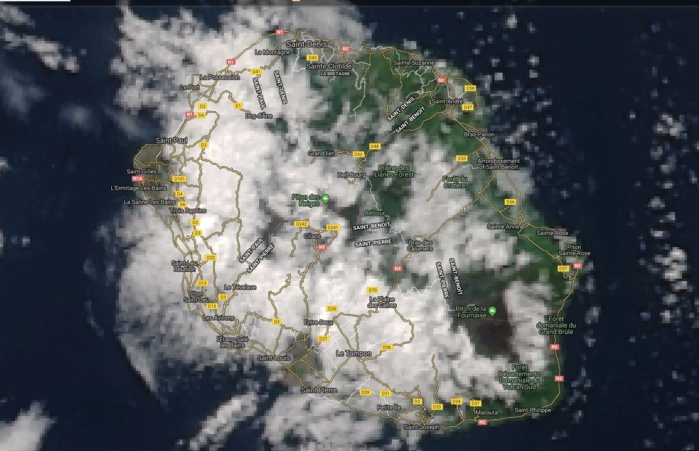 La Réunion vue par NPP à 14h25. Le volcan est bien dégagé. Les nuages sur les reliefs sont peu développés en altitude et le littoral ensoleillé dans sa majorité.
