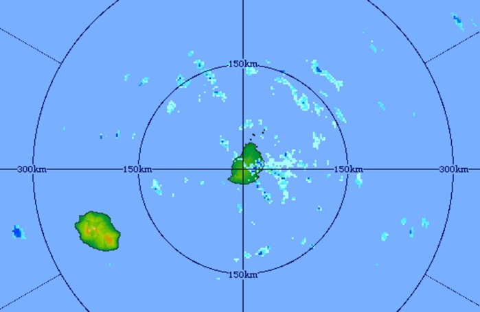 20h01: image du radar de Trou Aux Cerfs centrée sur les Iles Soeurs. Les averses sont plus fréquentes à proximité de Maurice.