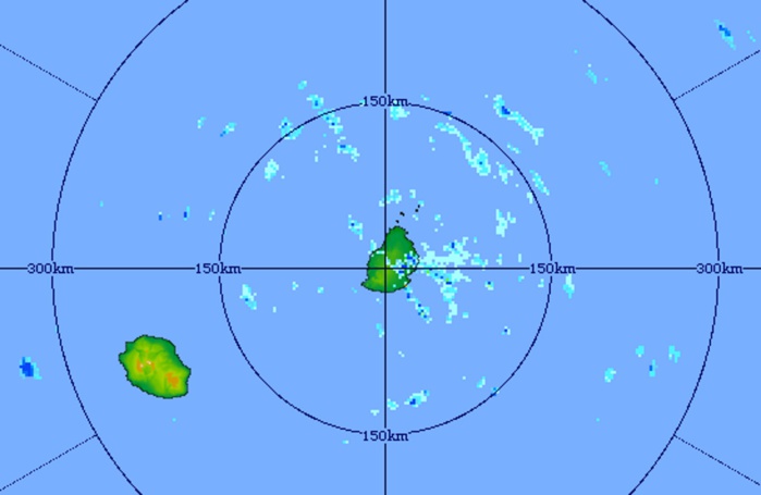 20h01: image du radar de Trou Aux Cerfs centrée sur les Iles Soeurs. Les averses sont plus fréquentes à proximité de Maurice. 20h01: image du radar de Trou Aux Cerfs centrée sur les Iles Soeurs. Les averses sont plus fréquentes à proximité de Maurice.