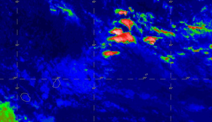 19h: la photo satellite montre des nuages de basses couches(basse altitude) à proximité est de MAURICE. Des nuages plus actifs tendent à se développer au nord-ouest de RODRIGUES et pourraient apporter une dégradation pluvieuse voire orageuse sur les Iles Soeurs Dimanche en fin de journée et la nuit suivante.