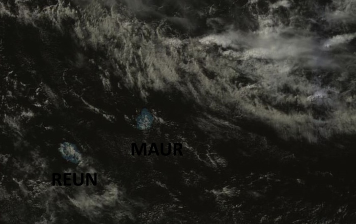 Satellite Goms-2 à 14heures. Activité en mer à l'est nord-est de Maurice qui pourrait toucher partiellement les Iles Soeurs la nuit prochaine.
