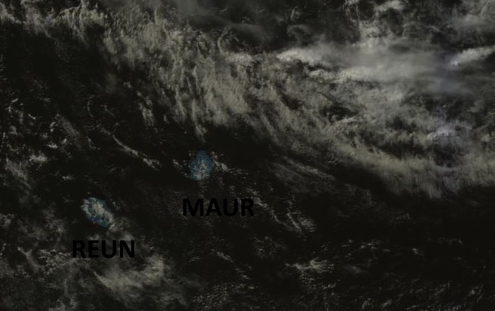 Satellite Goms-2 à 14heures. Activité en mer à l'est nord-est de Maurice qui pourrait toucher partiellement les Iles Soeurs la nuit prochaine. Satellite Goms-2 à 14heures. Activité en mer à l'est nord-est de Maurice qui pourrait toucher partiellement les Iles Soeurs la nuit prochaine.