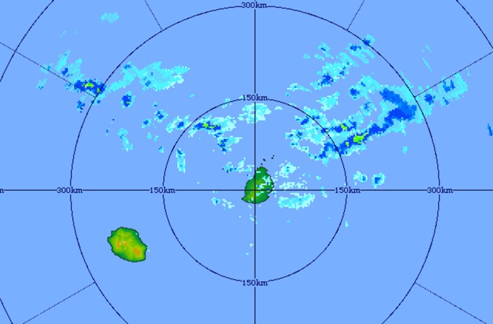 23h01: image du radar de Trou Aux Cerfs centrée sur les Iles Soeurs. Des nuages plus actifs s'approchent de MAURICE par l'est nord-est.