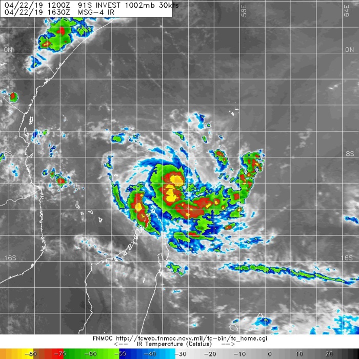 15UTC: INVEST 91S is likely to intensify next 24hours north of Madagascar