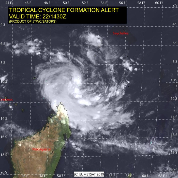 15UTC: INVEST 91S is likely to intensify next 24hours north of Madagascar