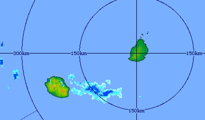 11h51: les conditions restent modérément instables sur la REUNION avec des averses qui peuvent venir de la mer sur les régions nord, est et sud-est et des développements sur les reliefs. Temps plus sec à MAURICE. Image du radar de Trou Aux Cerfs centrée sur les Iles Soeurs. Crédit image MMS.