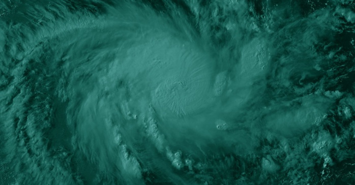 On devine l'oeil du cyclone sur cette image Meteosat dans le canal visible à 16h/Comores. L'oeil est parfaitement visible sur les images micro-ondes.
