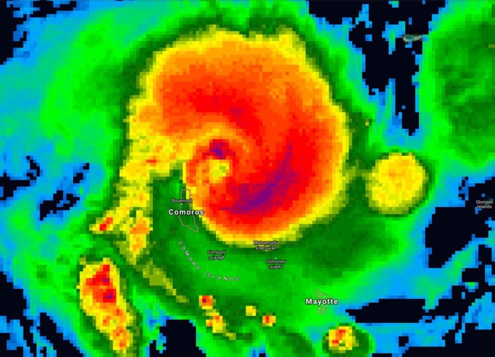 15UTC: the eye to the north-east of Grande Comore. 15UTC: the eye to the north-east of Grande Comore.