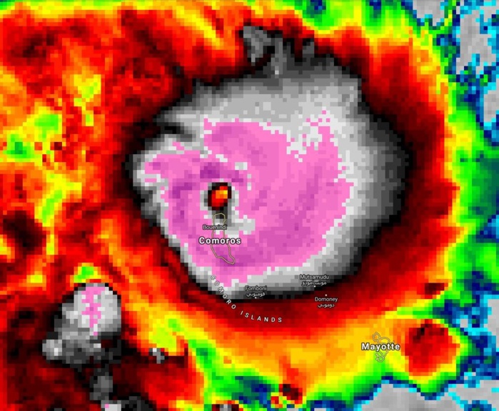 L'oeil du cyclone tropical KENNETH est à 20km au large des côtes nord de Grande Comore à 22h/Comores.
