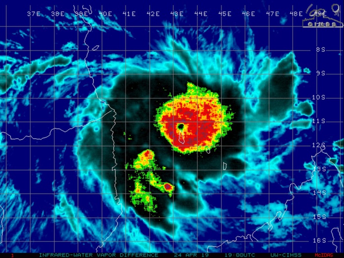 21UTC: TC KENNETH(24S) now category 3 US, tracking 15/20km north of Grande Comore, still intensifying, approaching Mozambique 21UTC: TC KENNETH(24S) now category 3 US, tracking 15/20km north of Grande Comore, still intensifying, approaching Mozambique