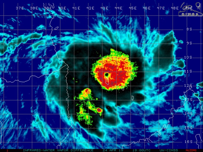 21UTC: TC KENNETH(24S) now category 3 US, tracking 15/20km north of Grande Comore, still intensifying, approaching Mozambique