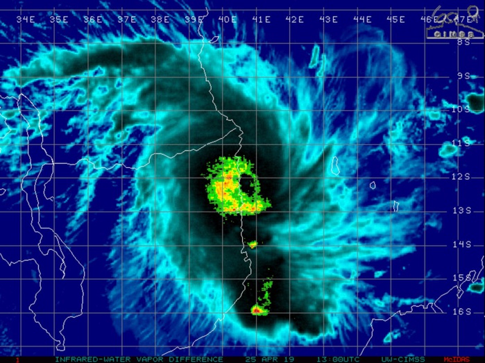 L'oeil résiduel de KENNETH tout proche des côtes du Mozambique à 17h/Mascareignes. L'oeil résiduel de KENNETH tout proche des côtes du Mozambique à 17h/Mascareignes.