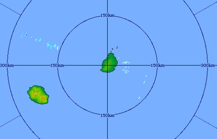 22h41: le radar de Trou Aux Cerfs montre peu d'échos de précipitations à proximité des Iles Soeurs. Le ciel le plus souvent dégagé devrait favoriser un petit matin frais voire froid dans les hauts de la Réunion.