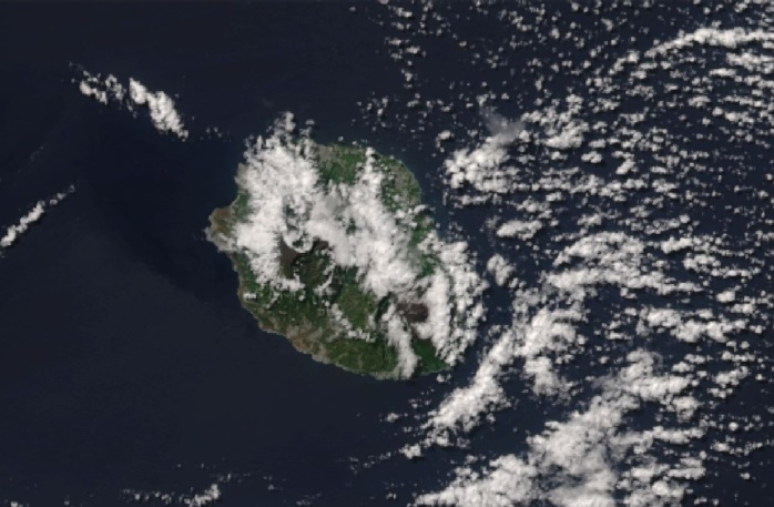 la REUNION capturée par le satellite NPP à 13h50. la REUNION capturée par le satellite NPP à 13h50.