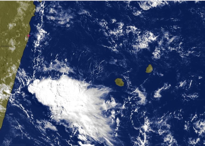 08h30: la zone pluvio-orageuse assez active se trouve à l'ouest de la REUNION et se rapproche progressivement.