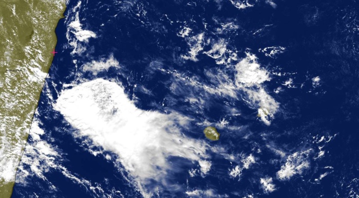Photo satellite de 13h15: la zone pluvio-orageuse est bien visible entre MADA et la REUNION. Nuages élevés dans le ciel réunionnais. Des bandes faiblement actives arrivant par le nord-est touchent MAURICE. Des averses sont probables cet après midi.