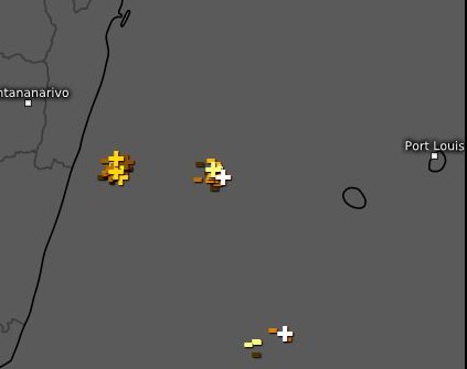 Des orages sont repérés entre la REUNION et MADA. L'activité pourrait se renforcer en soirée et la nuit prochaine.