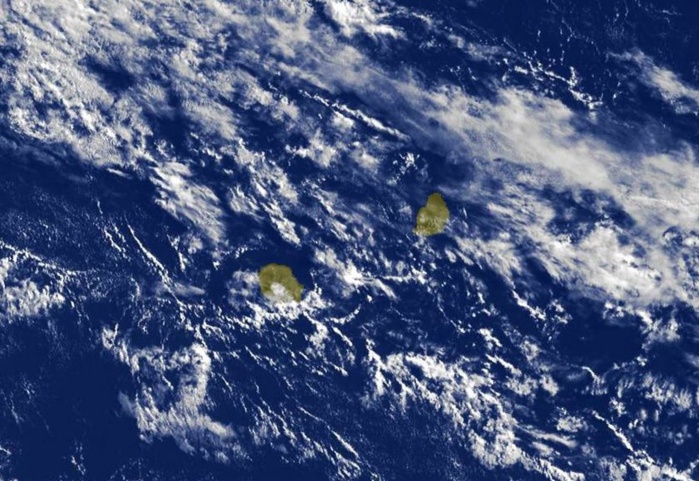 Photo satellite de 8h30: les nuages circulant à proximité des Iles Soeurs sont en général peu assez actifs.