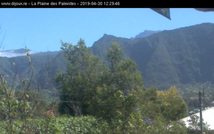 Grand soleil à midi sur la Plaine des Palmistes avec le Piton des Neiges en arrière plan. METEO REUNION Grand soleil à midi sur la Plaine des Palmistes avec le Piton des Neiges en arrière plan. METEO REUNION