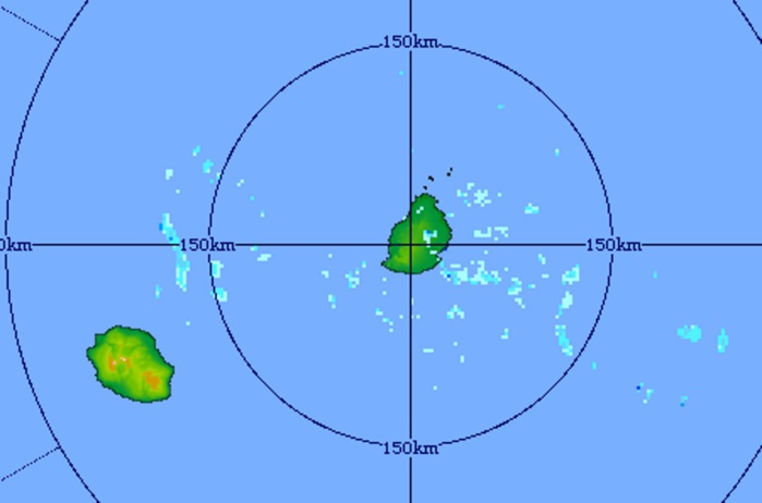 10h41: image du radar de Trou Aux Cerfs centrée sur les Iles Soeurs. La masse d'air est moins sèche qu'hier. Des nuages d'alizeé porteurs de petites averses sont détectés sur la zone. Crédit image MMS