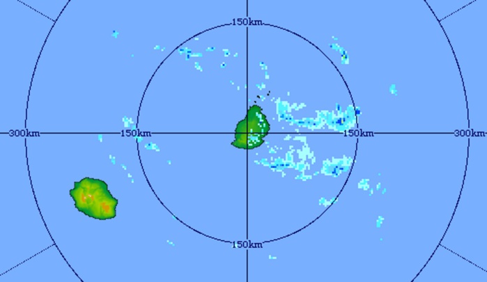 07h41: radar de Trou Aux Cerfs. Des bandes pluvieuses arrivent sur MAURICE par l'est. La REUNION est dans une zone plus dégagée. Crédit image MMS