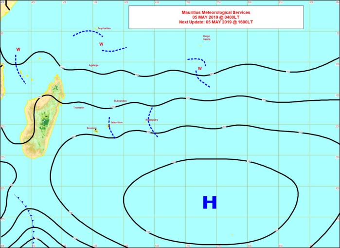 L'anticylone est à présent loin au sud-est des Mascareignes. Les vents faiblissent temporairement sur la REUNION et MAURICE mais restent plus vigoureux sur la région de RODRIGUES.  Carte de MMS.