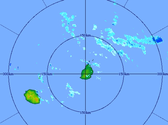 21h11: Image radar de Trou Aux Cerfs: poussés par les alizées des nuages porteurs d'averses touchent localement les Iles Soeurs. Crédit image MMS.