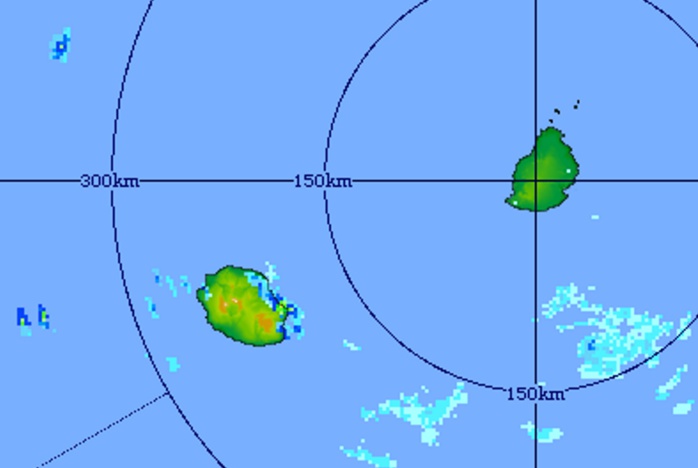 15h21: image radar(Trou Aux Cerfs) centrée sur les Iles Soeurs. Des averses soutenues touchent la région de Sainte Rose. Crédit image MMS. 15h21: image radar(Trou Aux Cerfs) centrée sur les Iles Soeurs. Des averses soutenues touchent la région de Sainte Rose. Crédit image MMS.