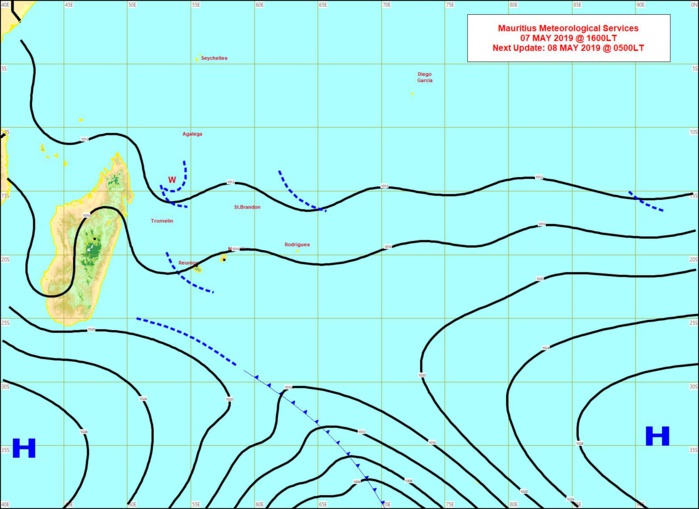 Carte de 16heures. Ligne d'instabilité au sud de la REUNION. Limite frontale au sud de 25°sud suivie par un anticyclone qui va renforcer les alizées demain. MMS