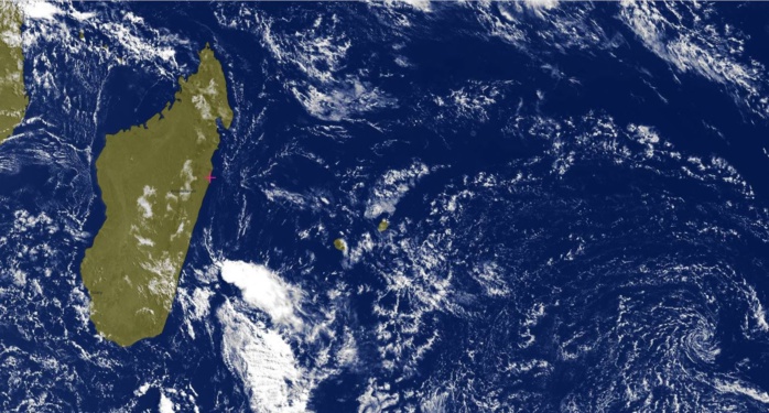 09h15: Pas de nuages actifs à proximité immédiate des Iles Soeurs. Madagascar bien ensoleillée en ce Dimanche. En revanche une ligne pluvio-orageuse au large des côtes malgaches pourrait intéresser la REUNION mardi.