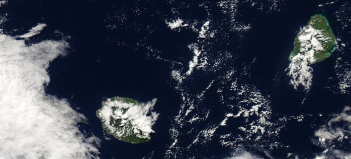 Les Iles Soeurs vues par le satellite Aqua à 14h20 cet après midi. La faible ligne d'instabilité est visible au sud-ouest de la REUNION. Crédit image: NASA