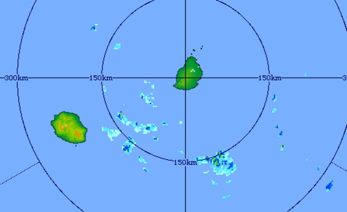 Image radar de Trou Aux Cerfs à 19h31 ce soir. Les averses ont été proches des côtes est de la REUNION cet après midi et se décalent vers le sud-est en passant pour la plupart au sud de MAURICE. D'autres nuages moins actifs arrivent par le nord-ouest de MAURICE ou quelques averses sont possibles la nuit prochaine notamment sur la moitié ouest et sur le plateau central. Crédit image: MMS/Vacoas.